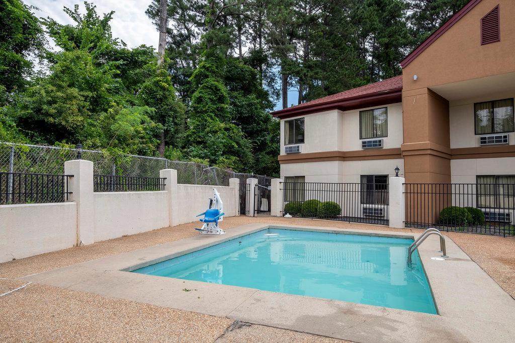 Rodeway Inn Brandon Bagian luar foto
