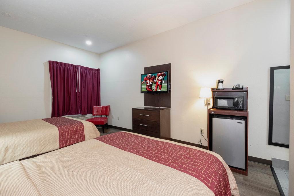 Rodeway Inn Brandon Bagian luar foto