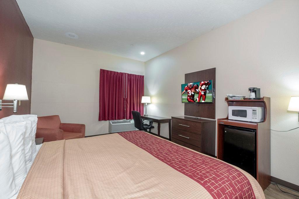 Rodeway Inn Brandon Bagian luar foto