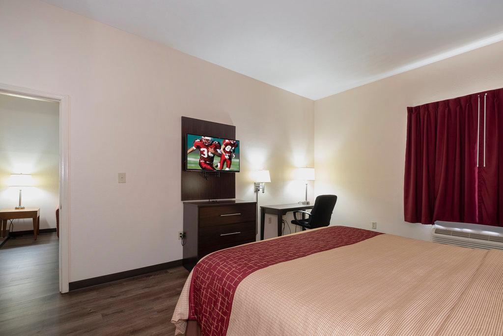 Rodeway Inn Brandon Bagian luar foto