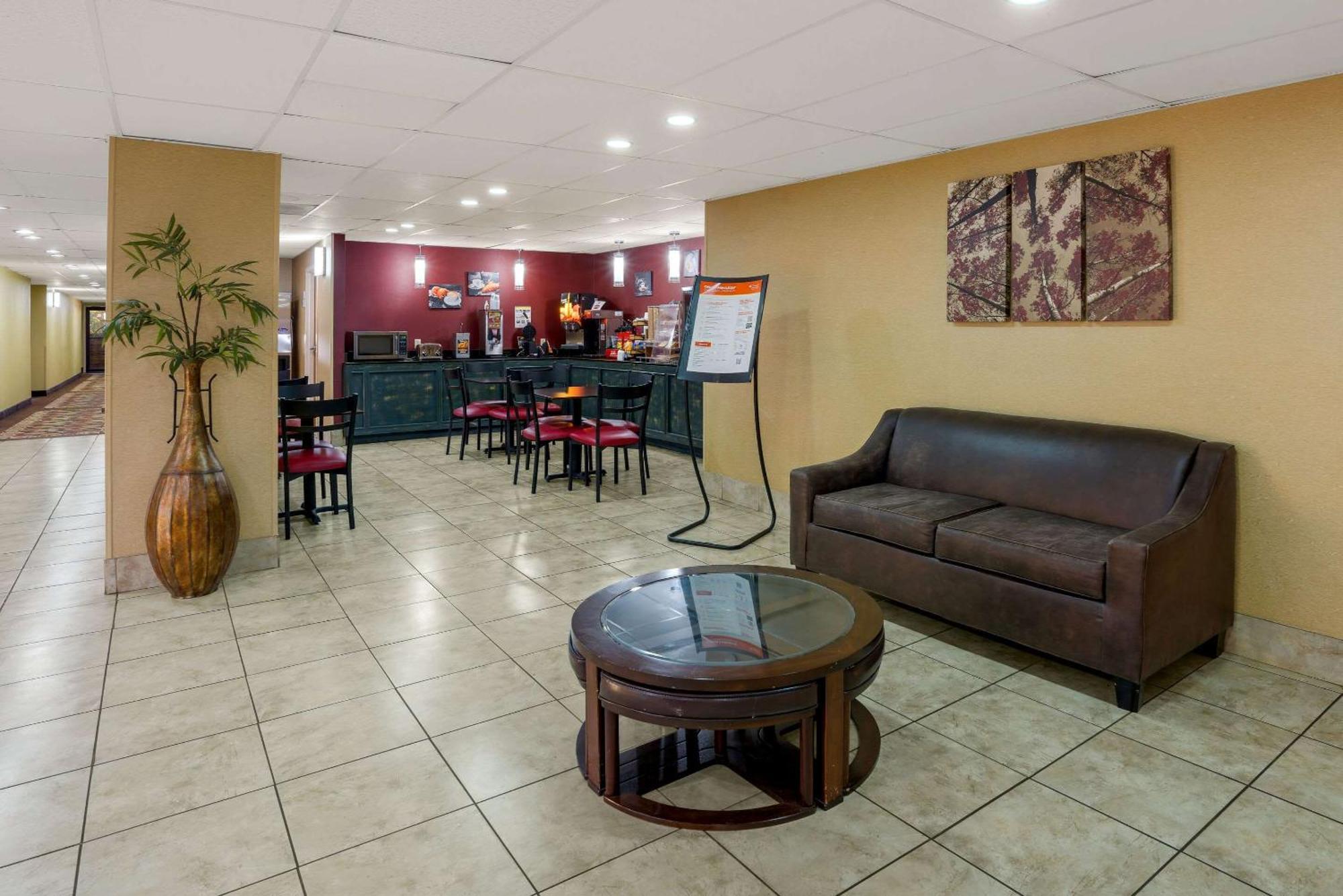 Rodeway Inn Brandon Bagian luar foto