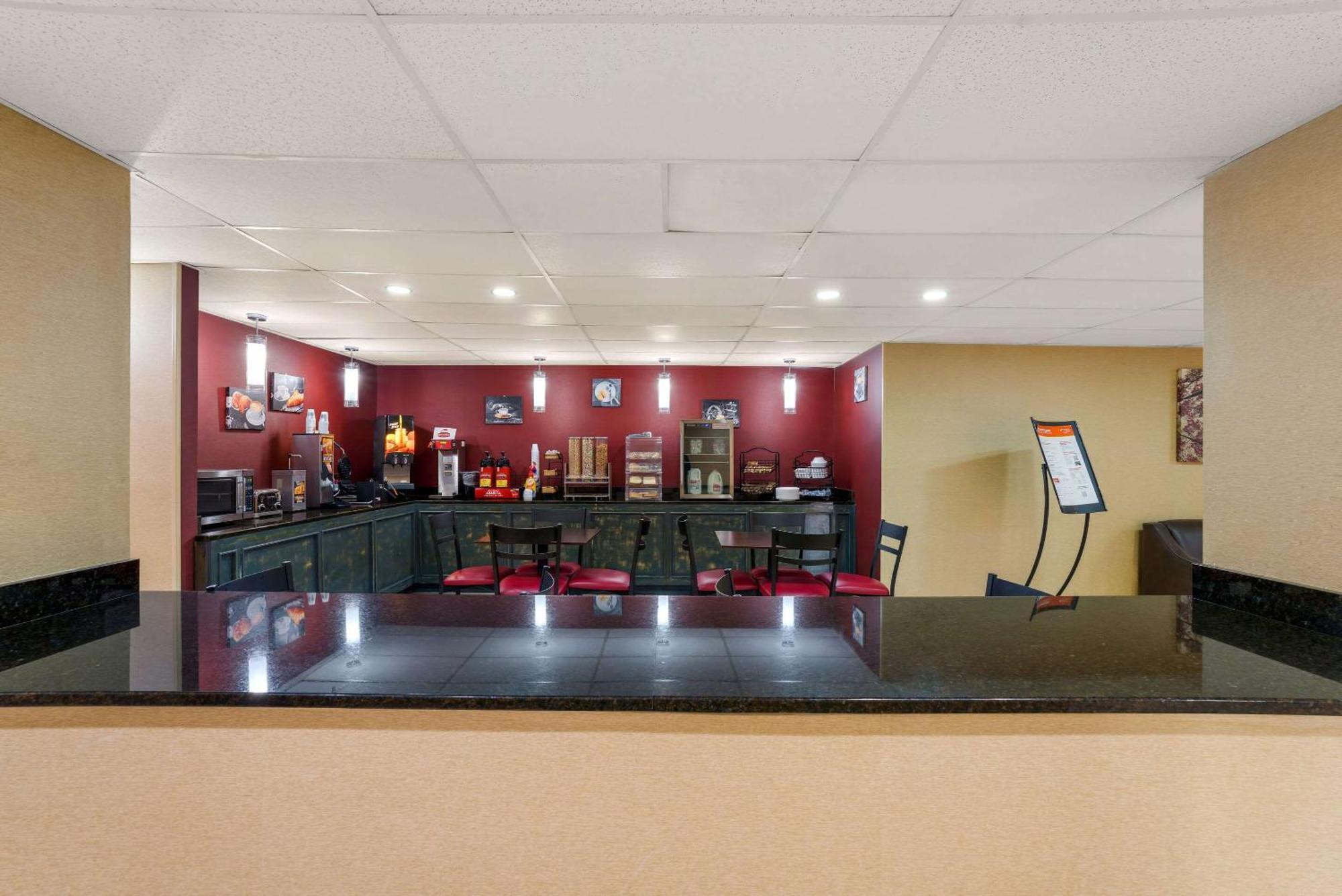 Rodeway Inn Brandon Bagian luar foto