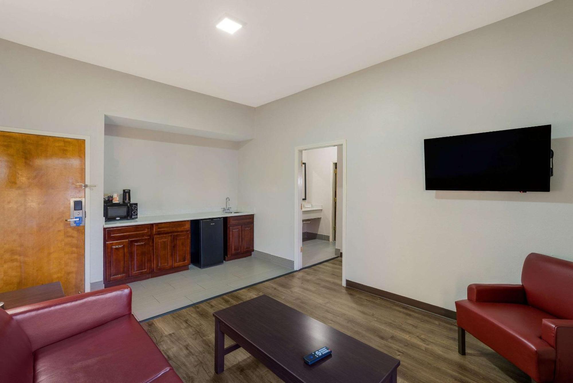 Rodeway Inn Brandon Bagian luar foto