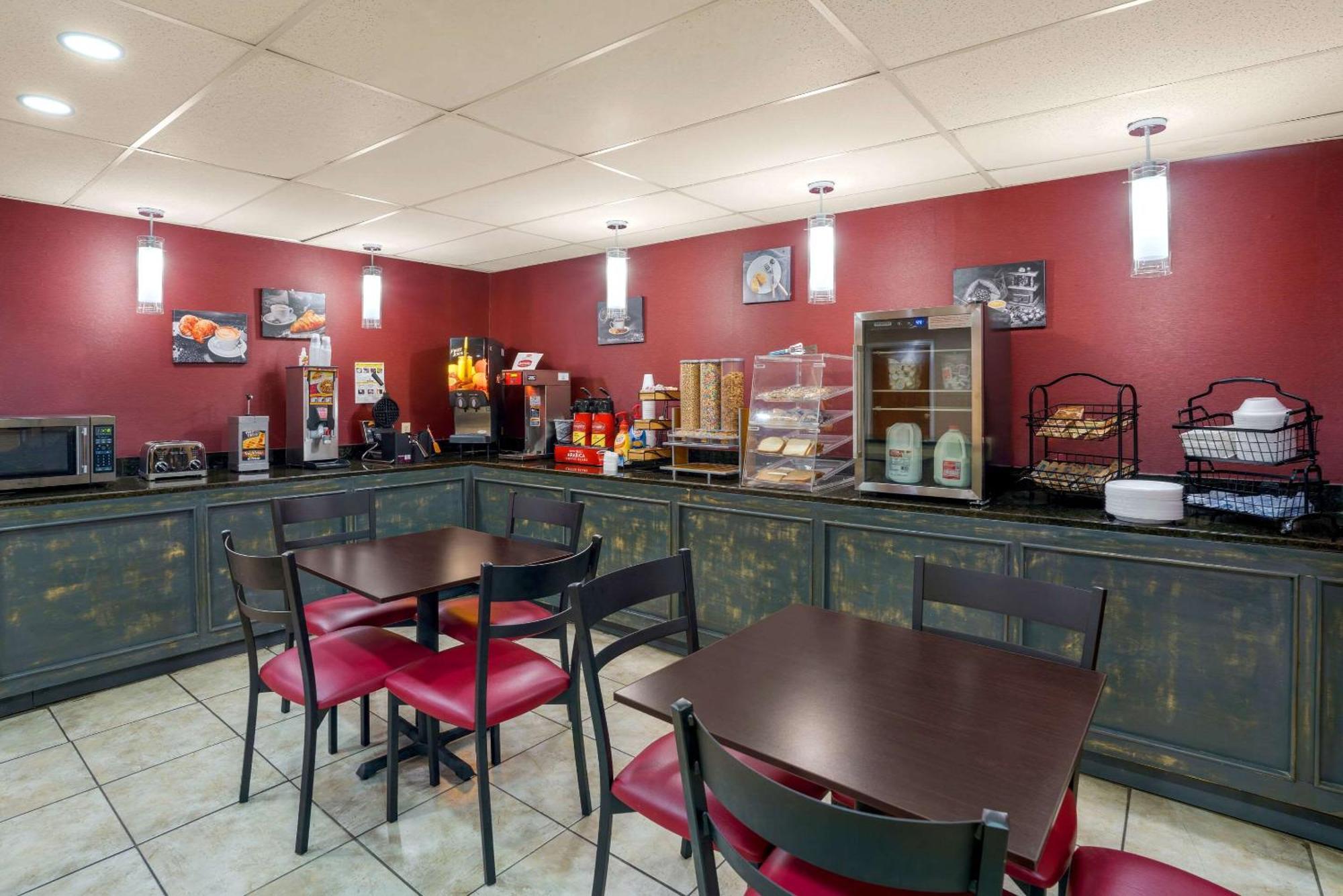 Rodeway Inn Brandon Bagian luar foto