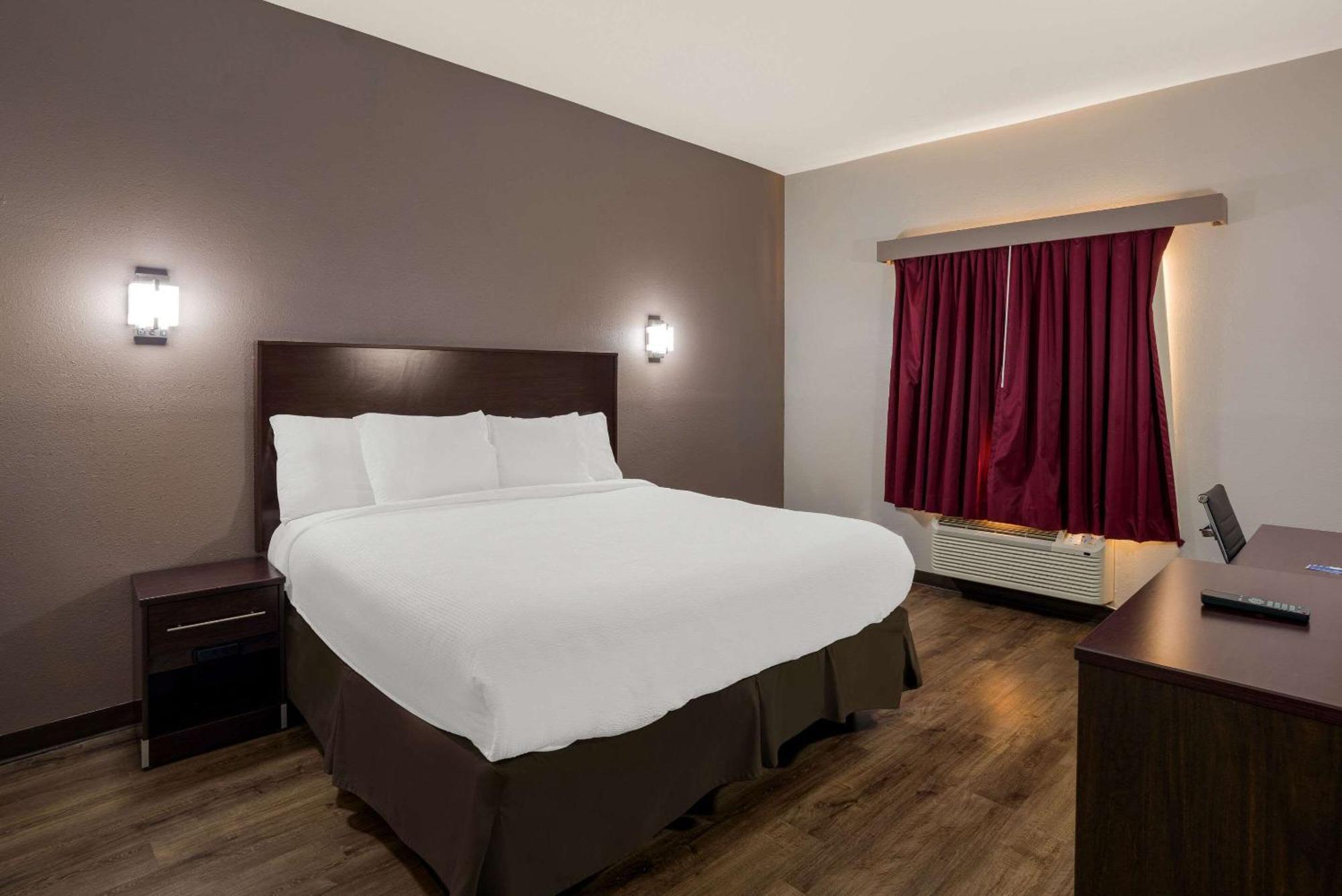 Rodeway Inn Brandon Bagian luar foto