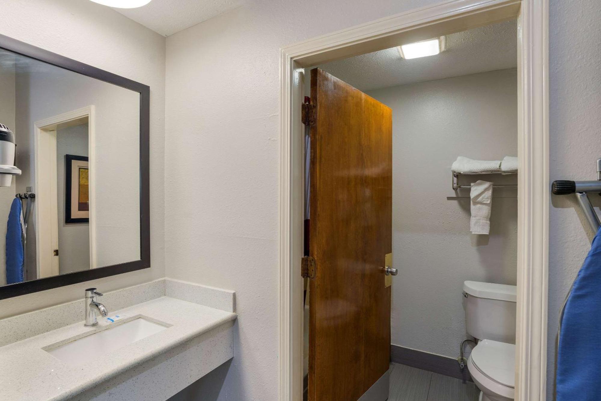 Rodeway Inn Brandon Bagian luar foto