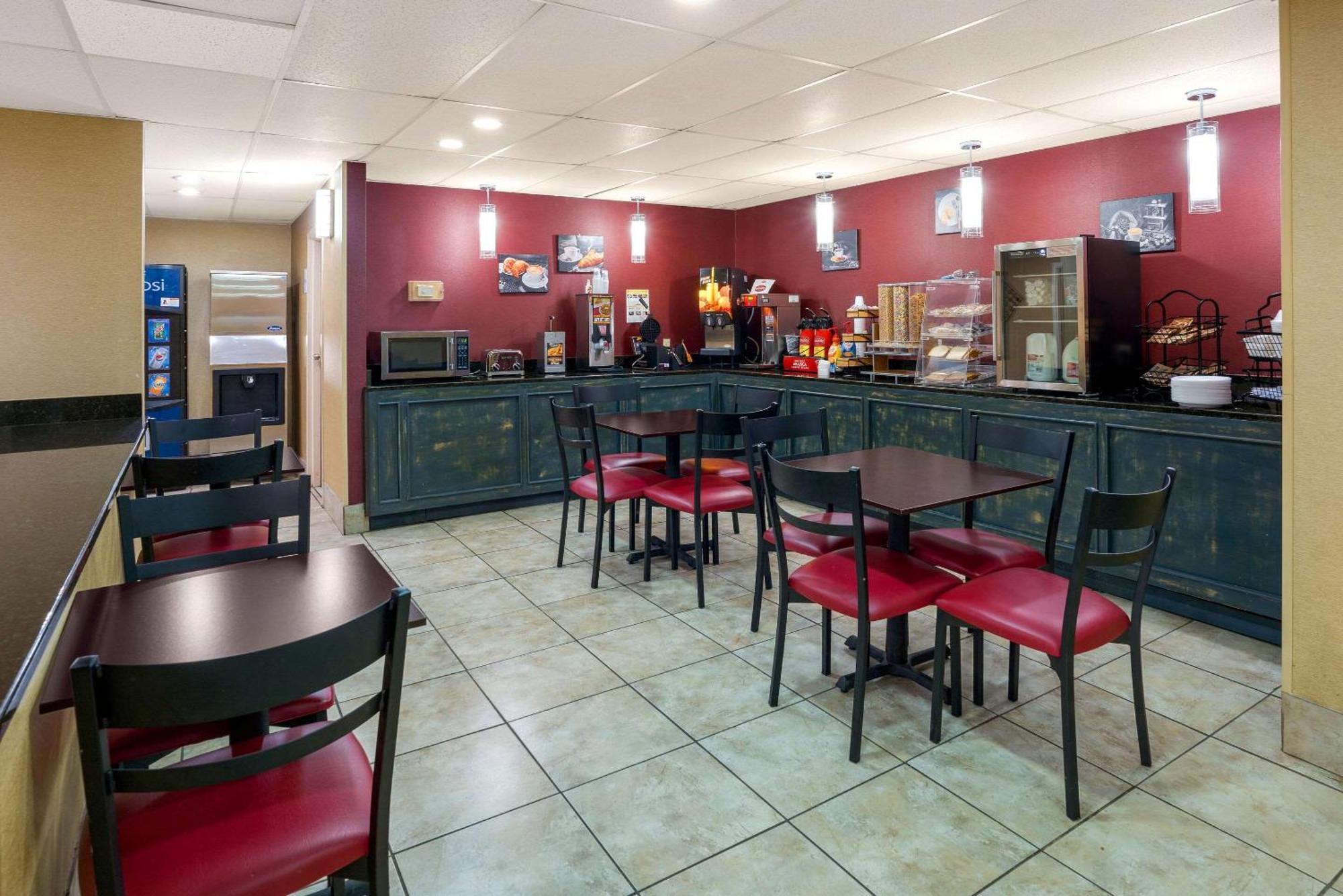 Rodeway Inn Brandon Bagian luar foto