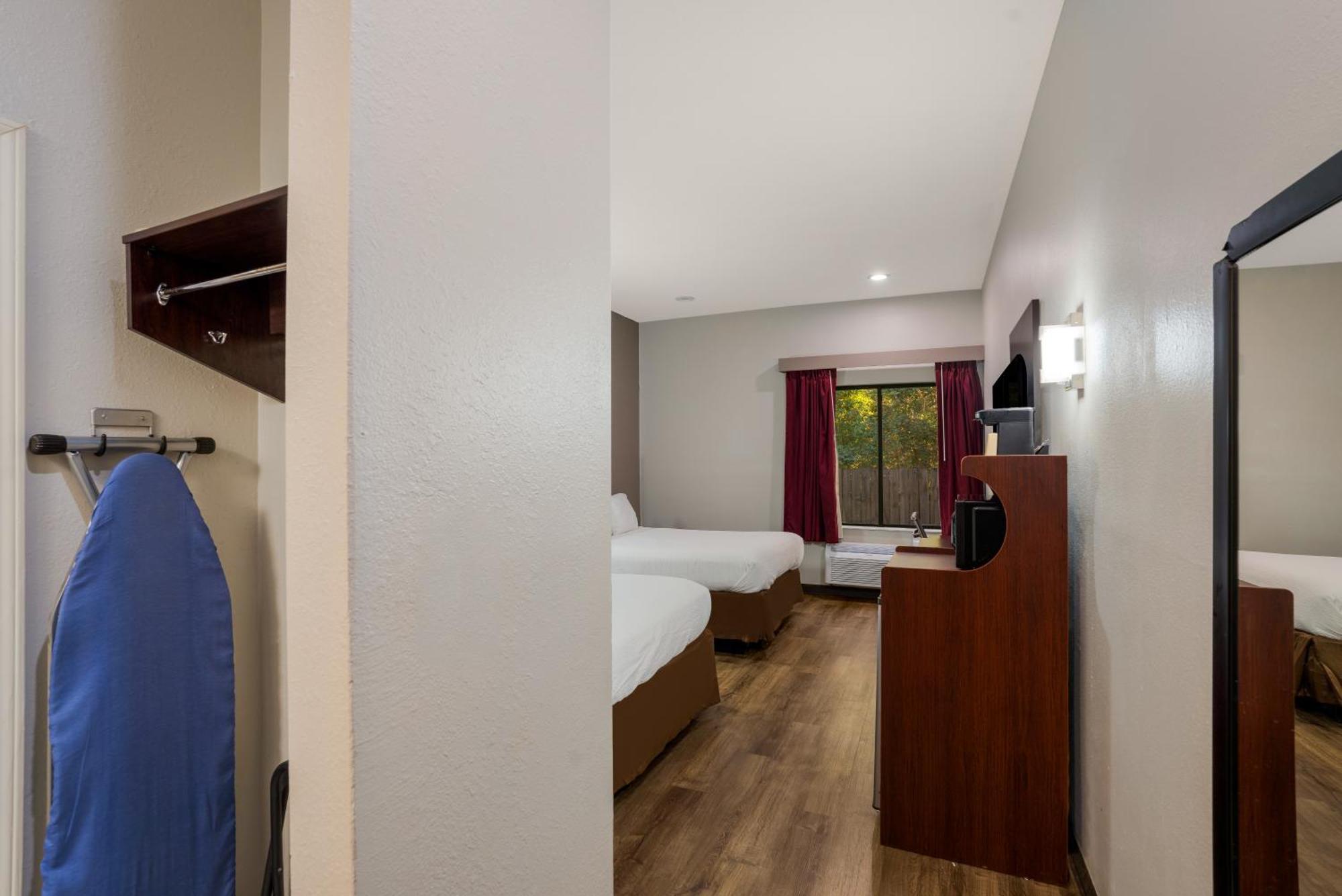 Rodeway Inn Brandon Bagian luar foto