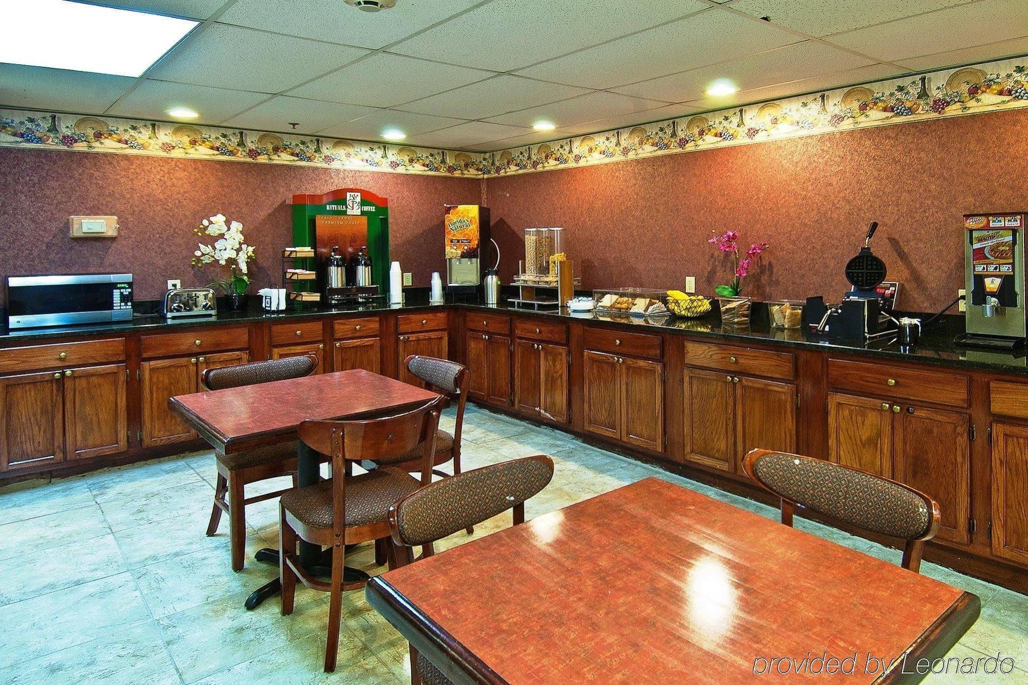 Rodeway Inn Brandon Bagian luar foto