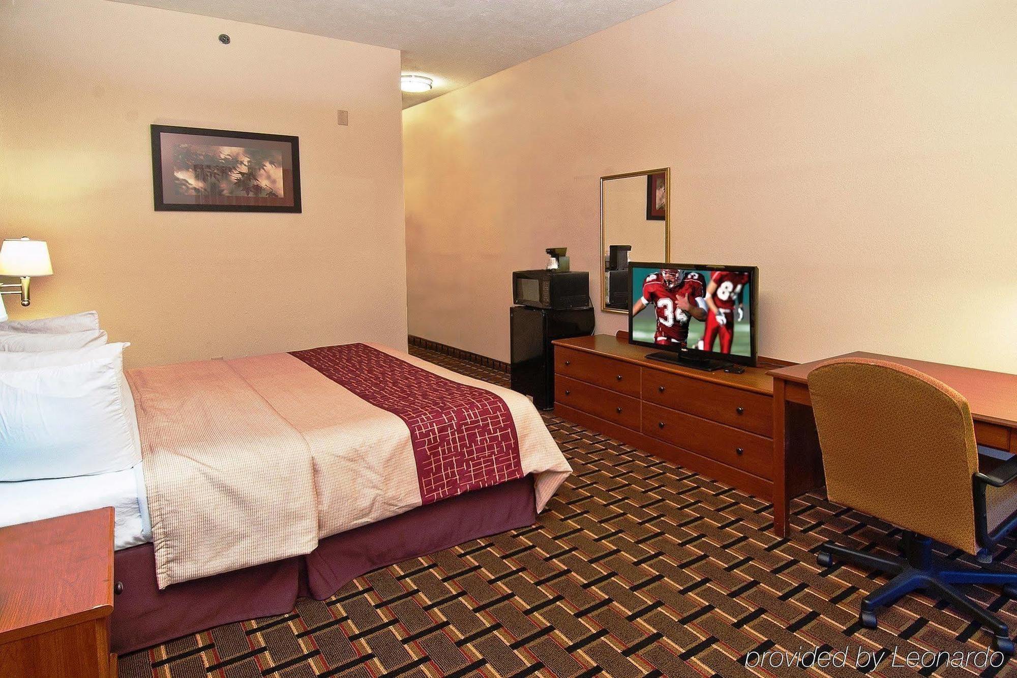 Rodeway Inn Brandon Bagian luar foto