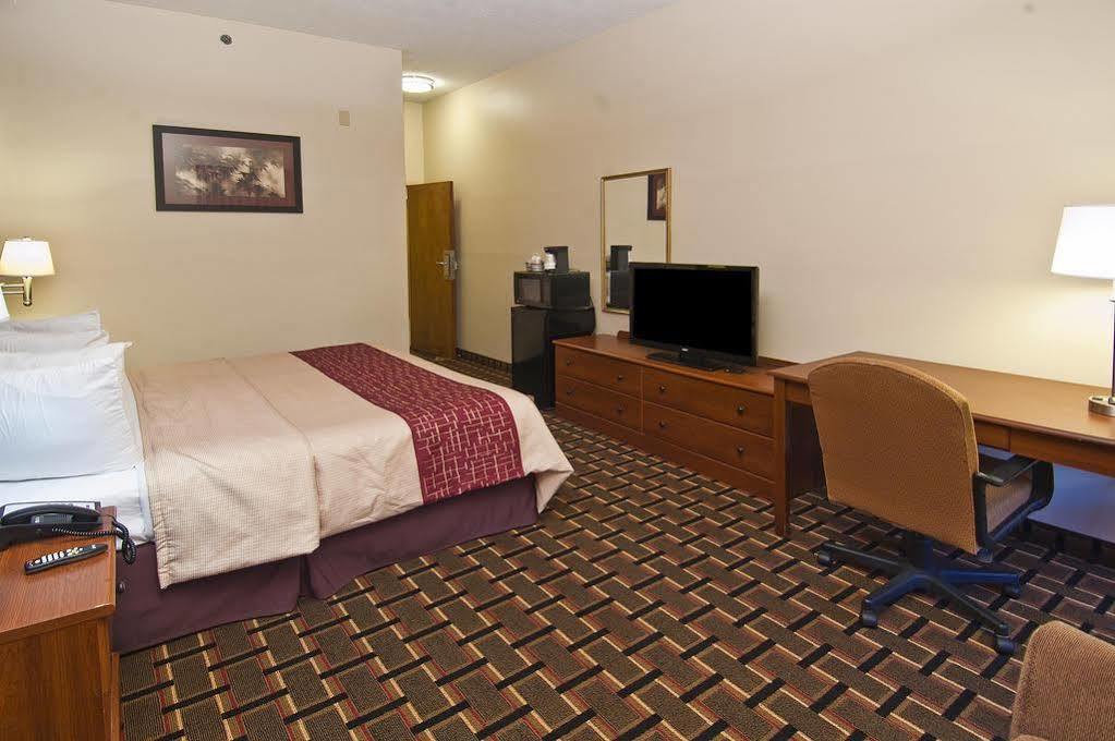 Rodeway Inn Brandon Bagian luar foto
