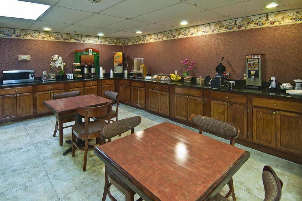 Rodeway Inn Brandon Bagian luar foto
